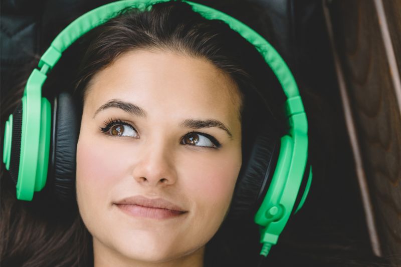 Femme avec un casque à l'écoute d'un livre audio
