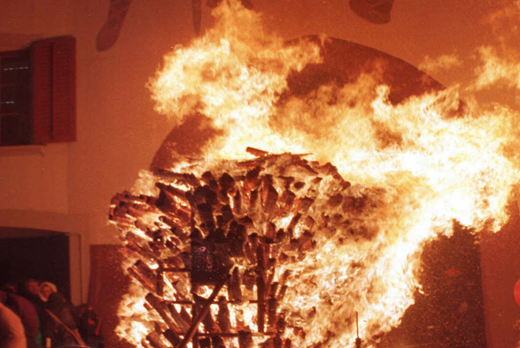 carri colmi di legna in fiamme