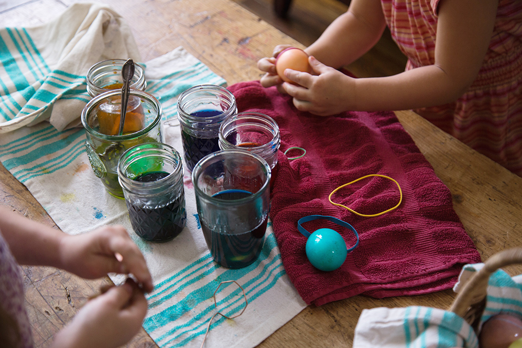 Enfants colorant oeufs de Pâques avec des colorants naturels