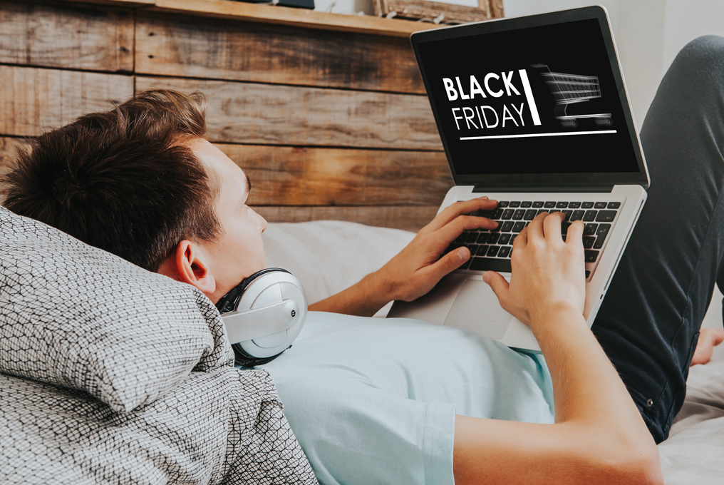 L'homme au magasinage en ligne