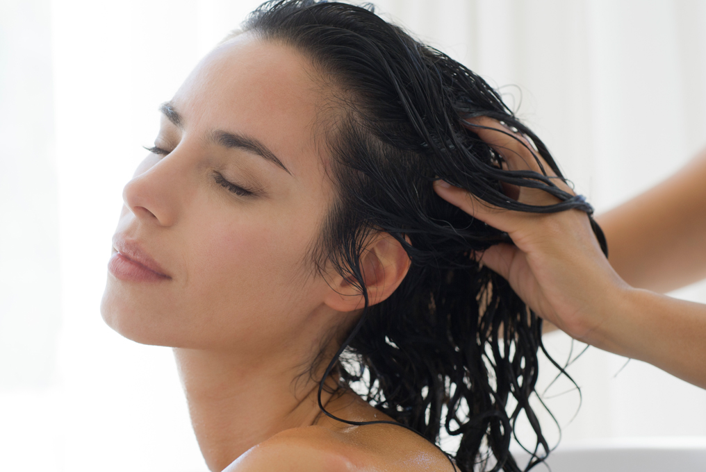 Eine Frau kriegt eine Kopfmassage.