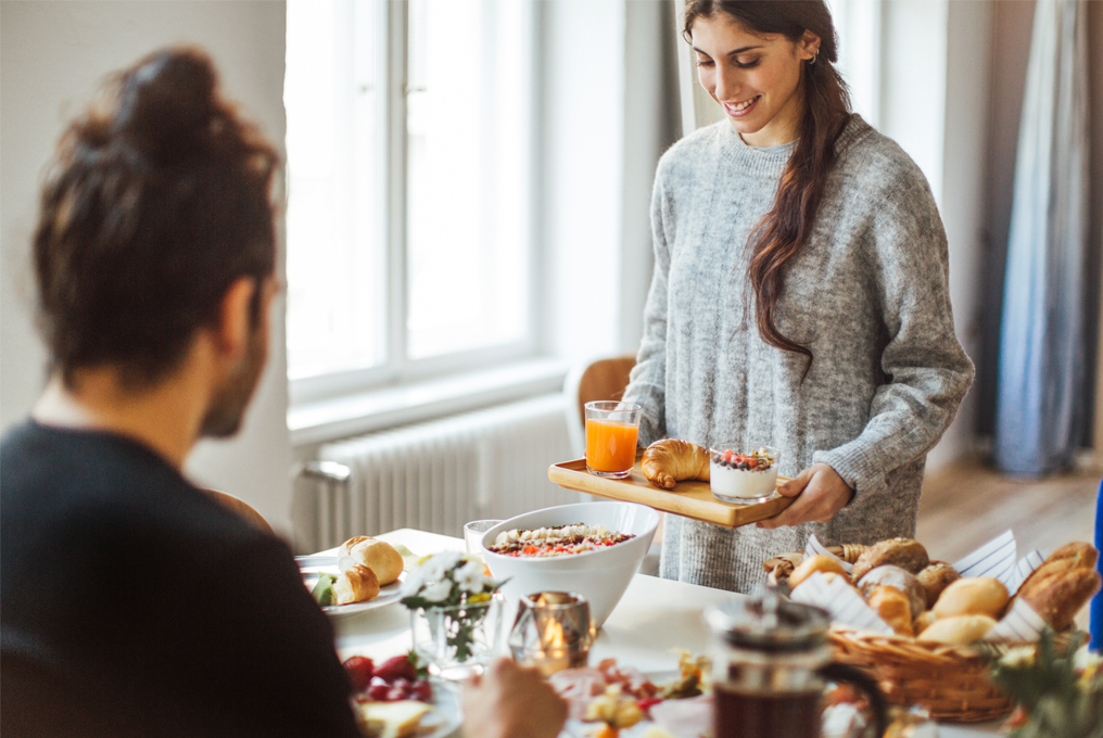 Eine Frau und ein Mann frühstücken sehr ausgewogen.