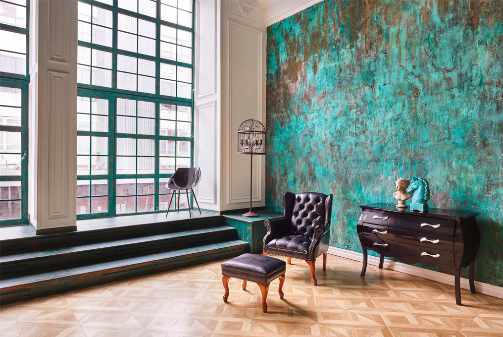 Schön eingerichtetes Wohnzimmer mit schöner Tapete in Türkisblau