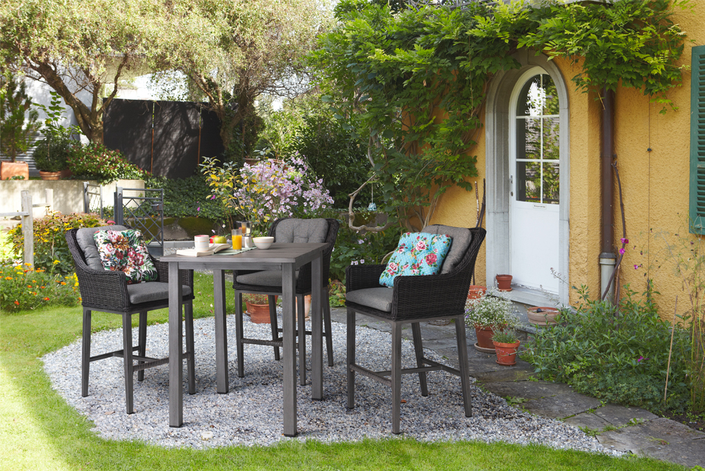 Ein schöner Garten mit Stühlen und einem Tisch.