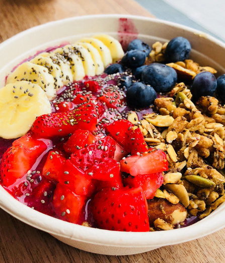 Un bol d'açaï avec différents ingrédients