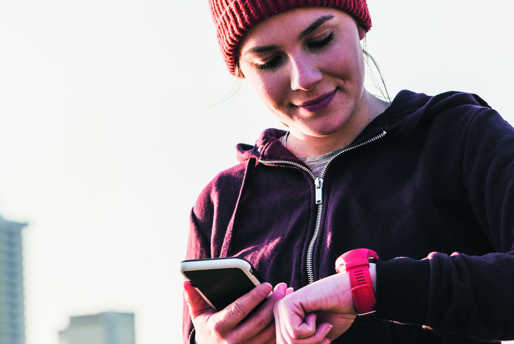 Une femme regarde sa Smartwatch