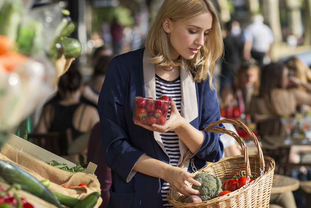 Una donna acquista verdure al mercato