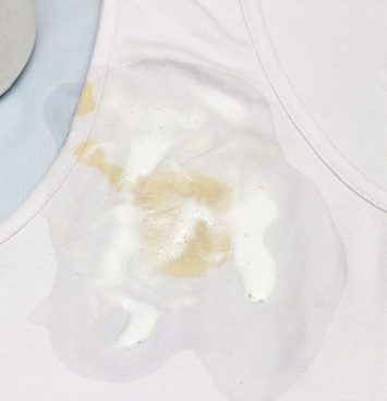 Maillot de corps blanc taché