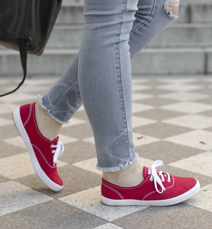 Donna con scarpe da ginnastica rosse