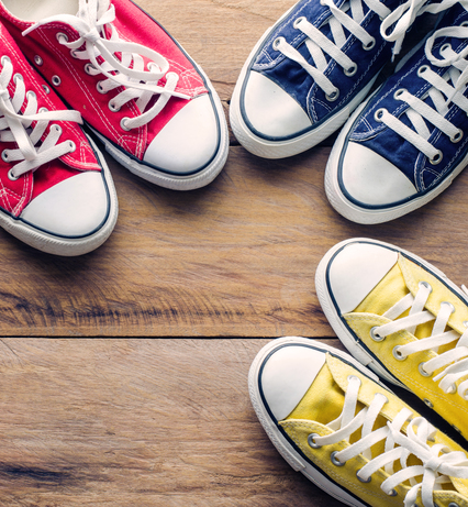 Scarpe da ginnastica  rosse, blue e gialle