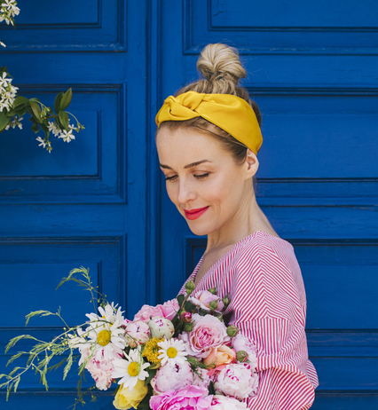 Femme avec un bandeau jaune