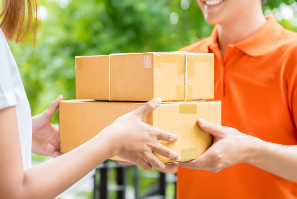 Facteur apportant des colis