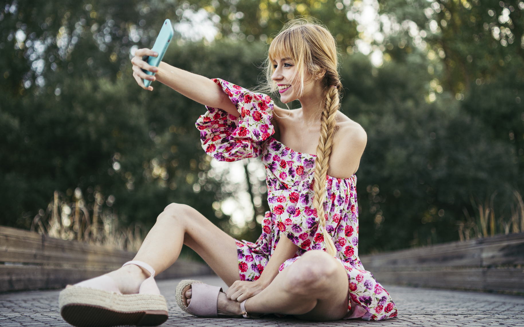 Femme prenant des selfies