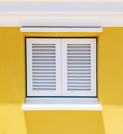 Fenêtre sur un mur jaune