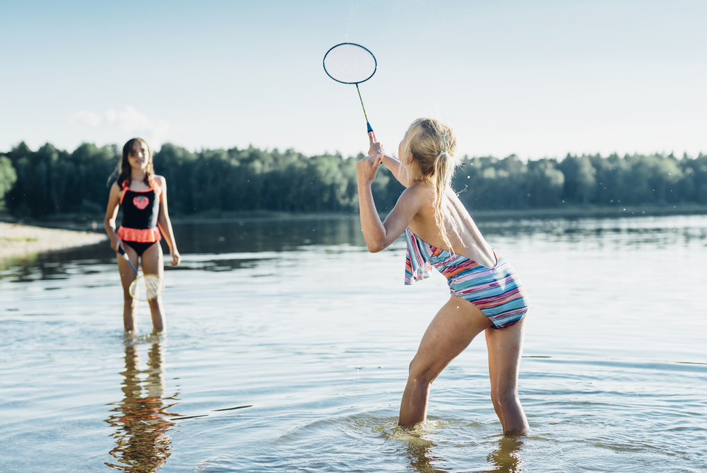 Enfants jouant au badminton dans un lac