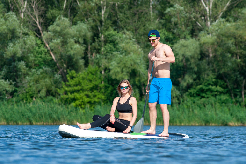 Coppia su stand up paddle