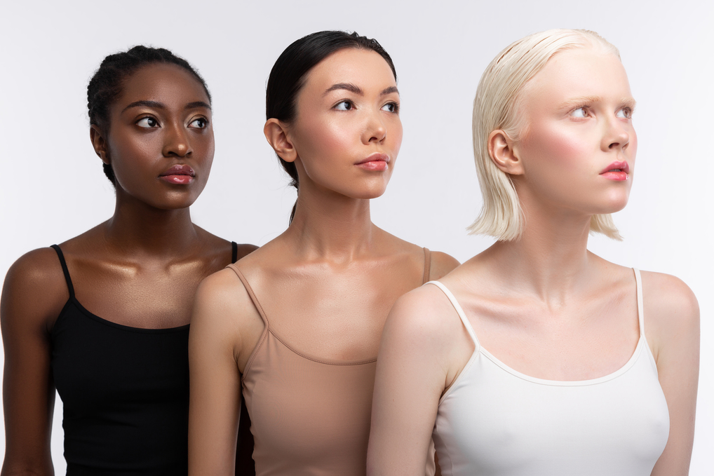 Trois femmes avec des tops de différentes couleurs