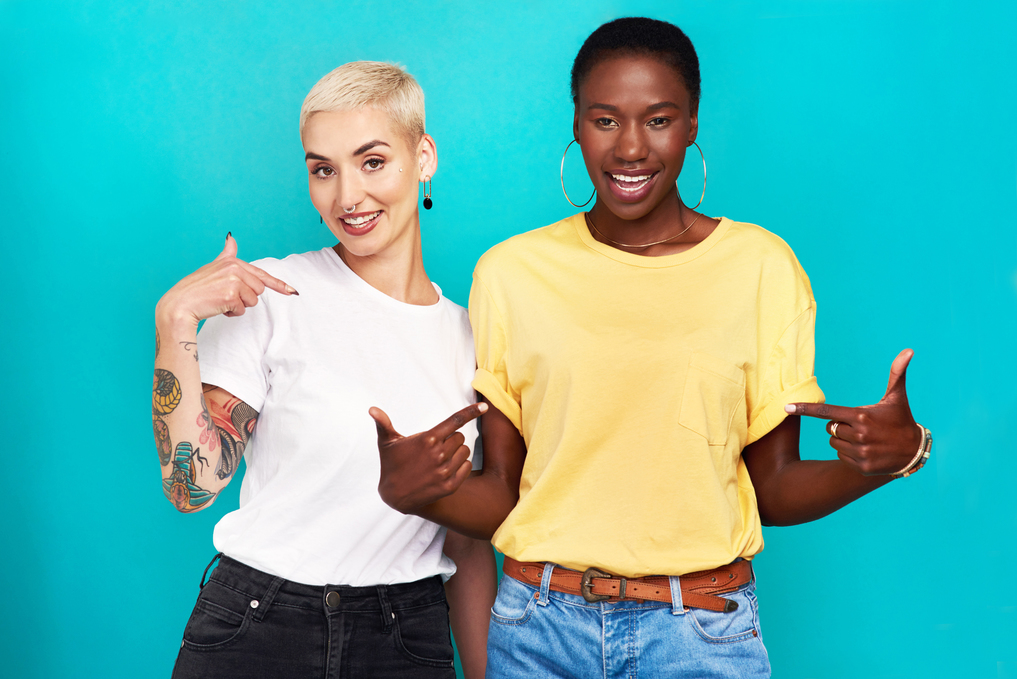 Deux femmes avec t-shirts blanc et jaune