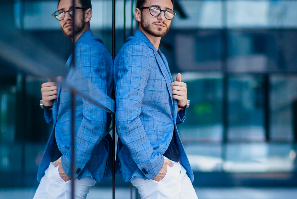 Uomo con blazer blu
