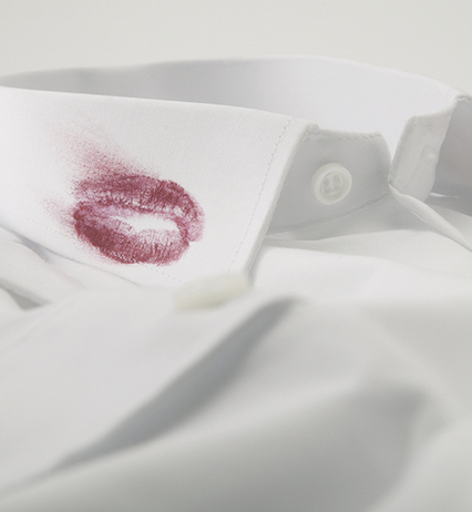 Macchia di rossetto sulla camicia