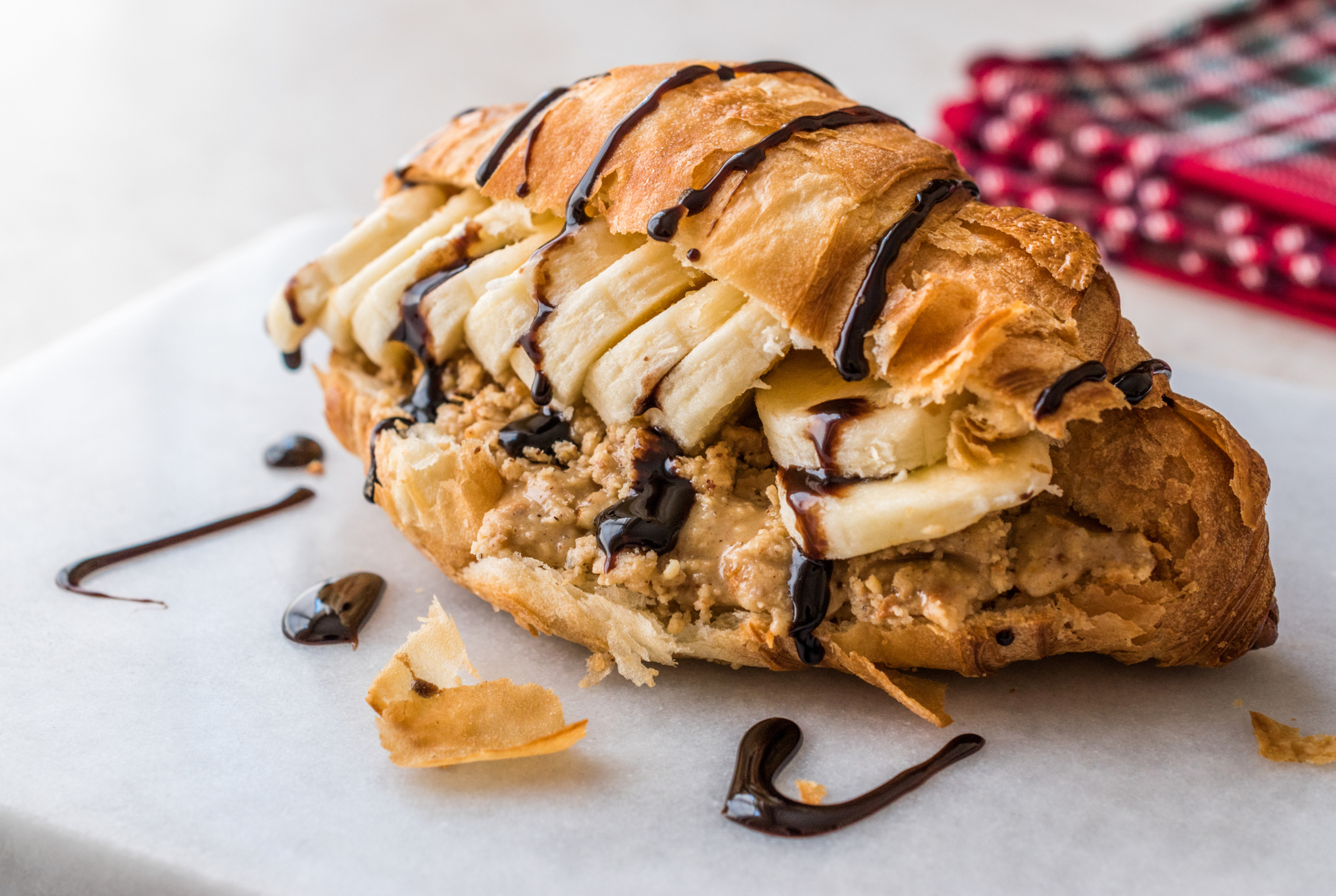 Croissant ripieno di banane e cioccolato
