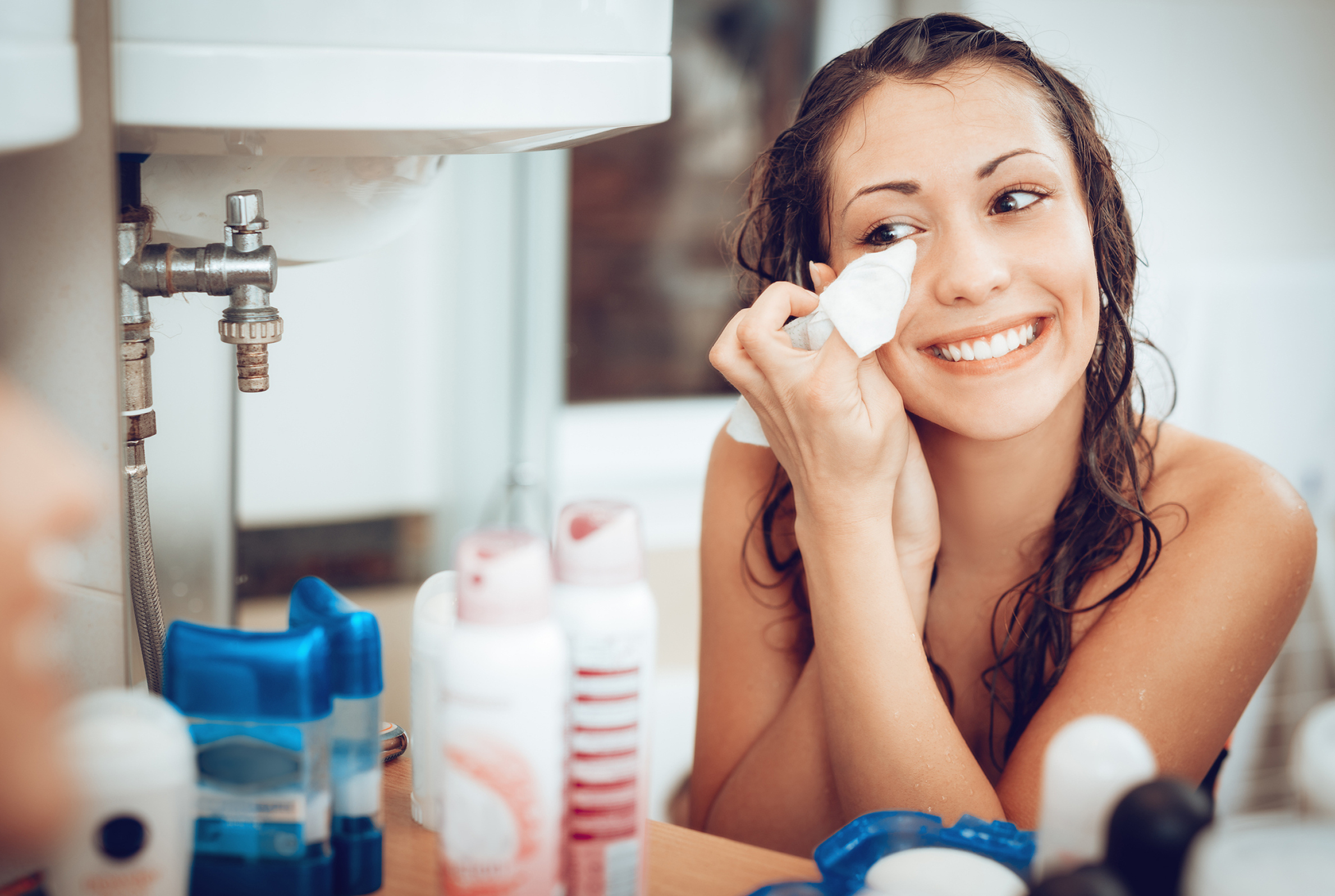 Donna che si pulisce il viso