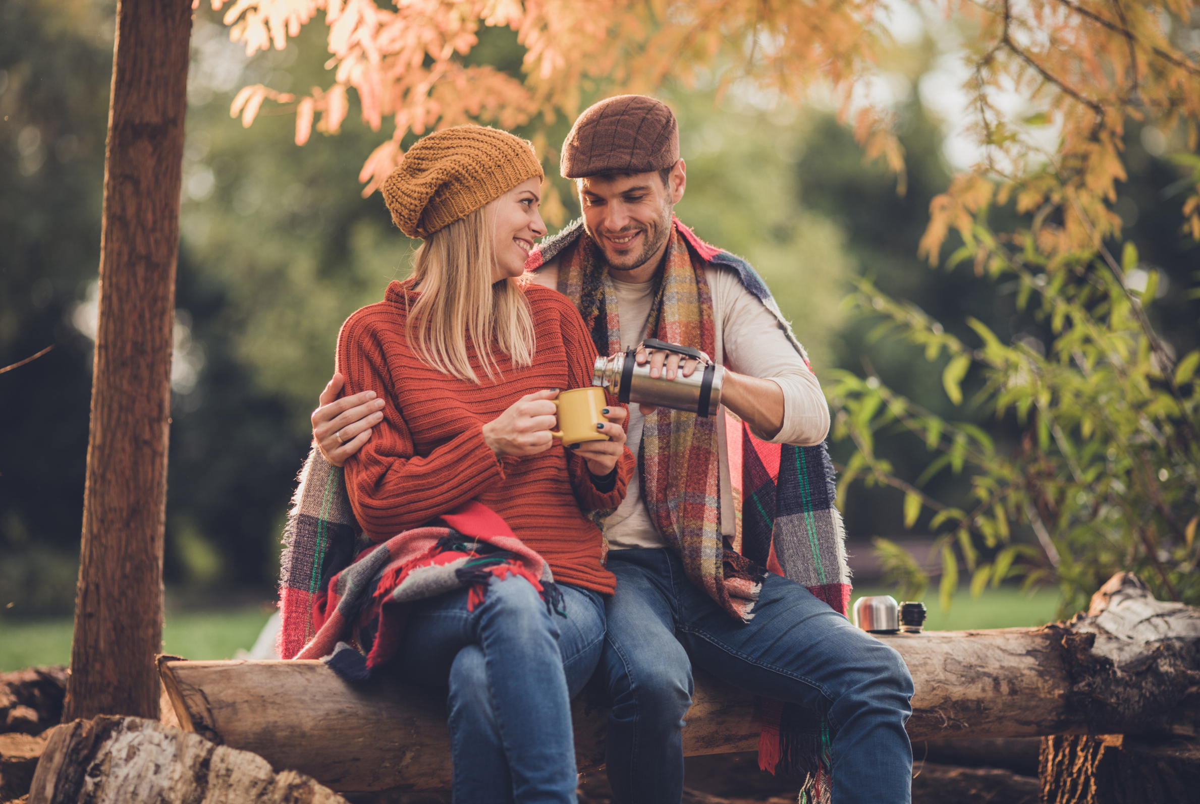 Paire de thermos dans la nature