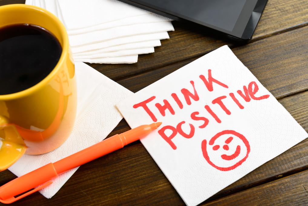 Serviette auf welcher "Think positive" steht