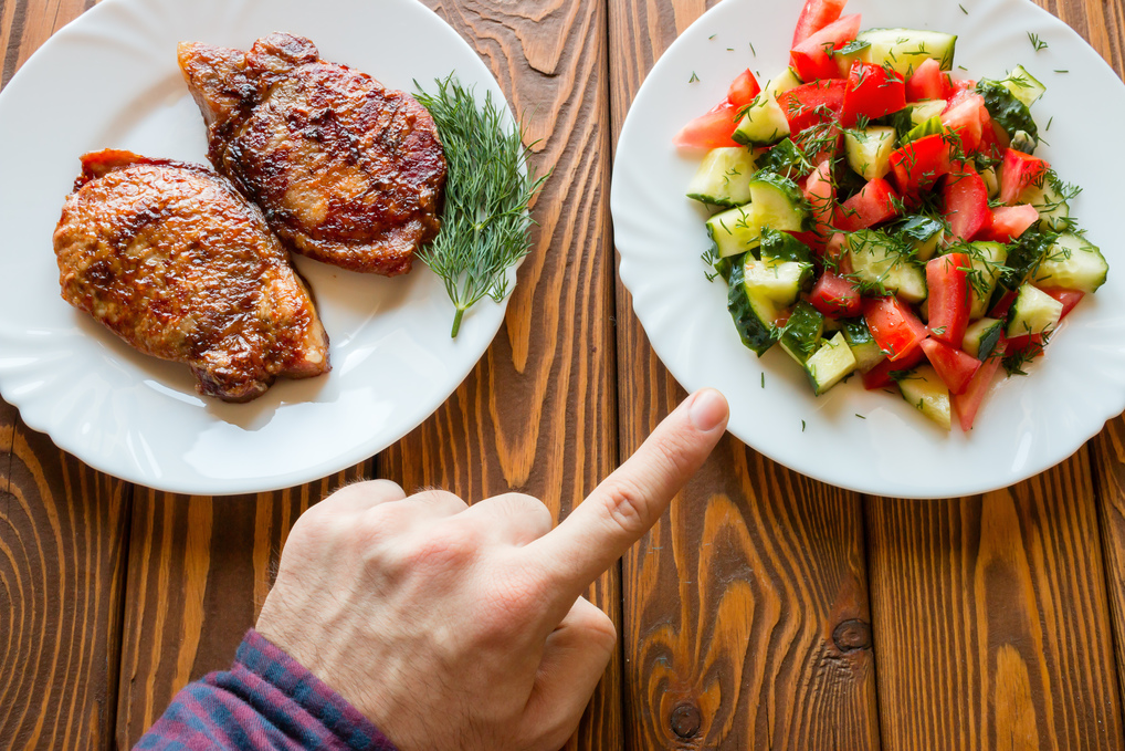 Ein Teller mit Fleisch, ein Teller mit Gemüse