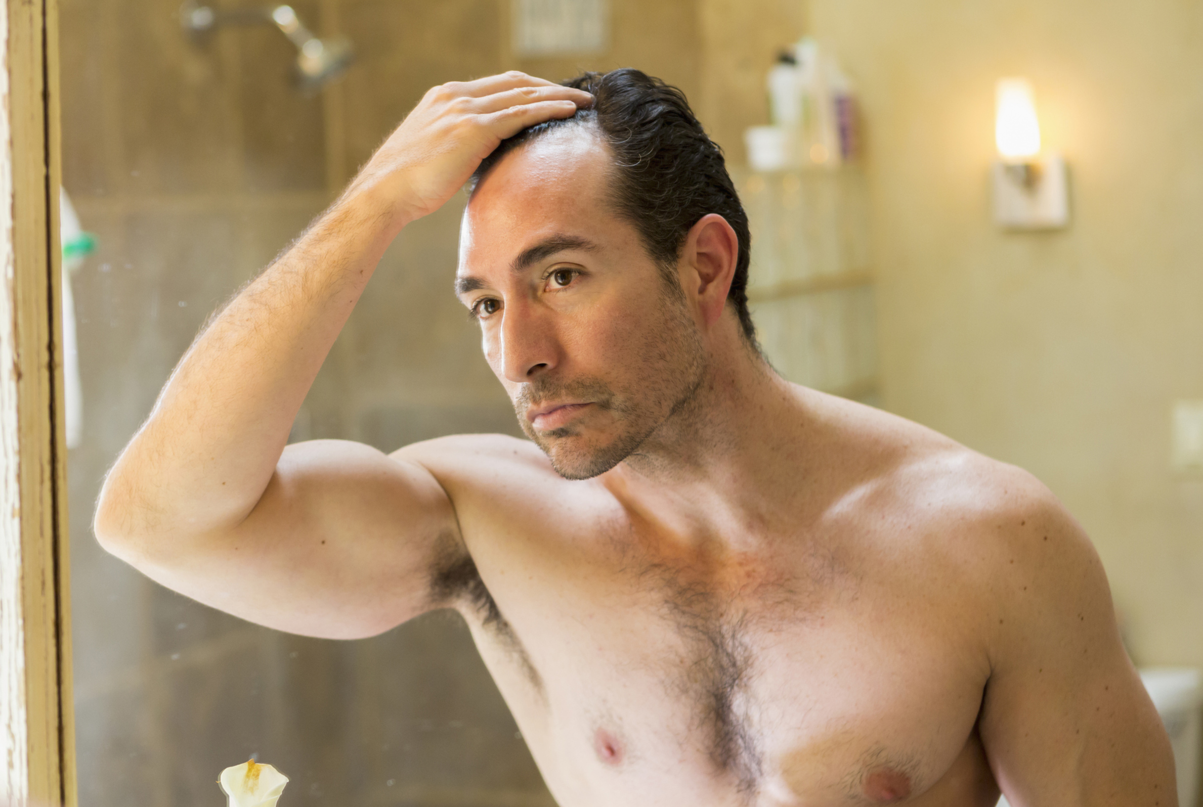 Mann mit Geheimratsecken