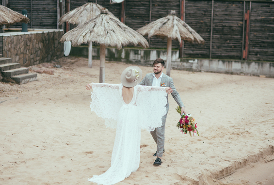 Sposa e sposo sulla spiaggia
