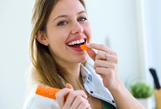 Frau isst Karotte