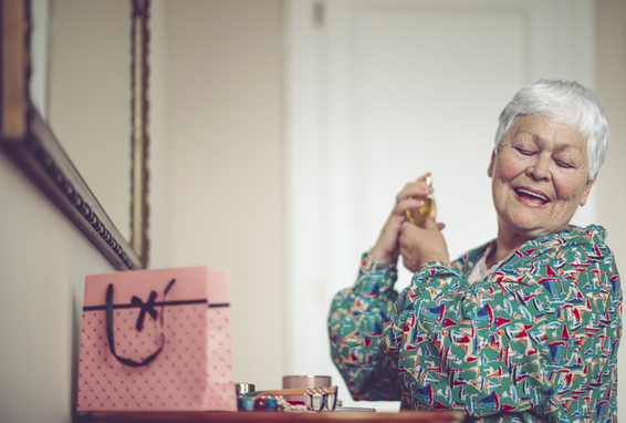 La nonna con il suo profumo preferito