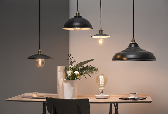 Lampade posizionate correttamente sopra il tavolo