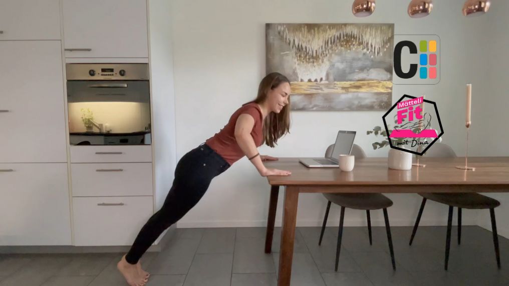 Home Office Workout mit Dina - Frau trainiert zuhause
