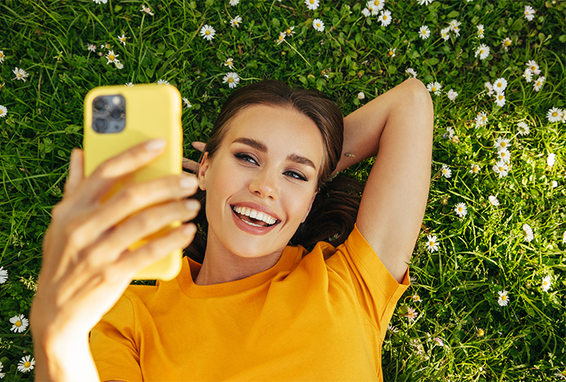 Une belle femme prend un selfie sur la pelouse