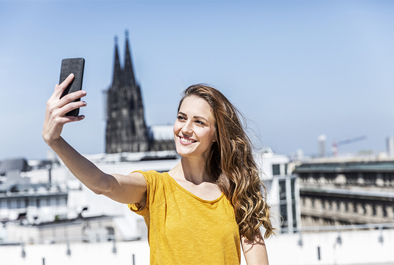 Una bella donna si scatta un selfie in città
